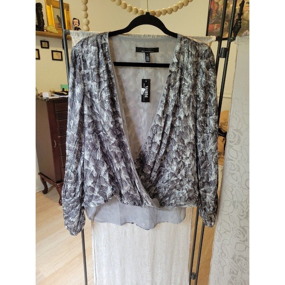 Nwt sz 10 white house black market silver feather print surplice blouse metallic